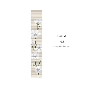 Könnte beinhalten: Ein digitales PDF-Muster für ein Armbanddesign. Das Design zeigt einen vertikalen Streifen mit beigem Hintergrund und weißen Blumenmotiven. Der Text "LOOM PDF Pattern for Bracelet" wird rechts angezeigt.