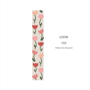 Op de afbeelding: Een weefpatroon voor een armband met een herhalend bloemenontwerp. Het patroon toont rode, roze en perzikbloemen met groene stelen en bladeren op een beige achtergrond. De tekst "LOOM PDF Pattern for Bracelet" is ook zichtbaar.
