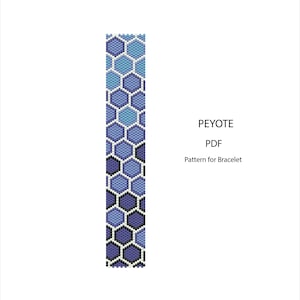 Könnte beinhalten: Ein digitales PDF-Muster für ein Peyote-Stitch-Armband mit einem sich wiederholenden geometrischen Wabenmuster in Blau-, Hellblau- und Dunkellila-Tönen, wobei der Text PEYOTE PDF Pattern for Bracelet rechts neben dem Design steht.