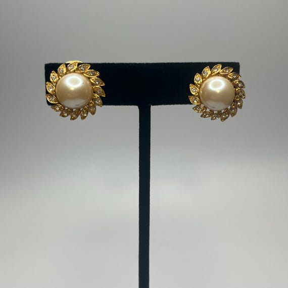 Vintage Richelieu gold tone pearl and faux diamon… - image 1