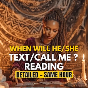 Könnte beinhalten: Werbung für eine detaillierte Lesung in derselben Stunde. Der Text lautet: „WANN WIRD ER/SIE MIR SCHREIBEN/MICH ANRUFEN? LESUNG DETAILLIERT - GLEICHE STUNDE“. Das Bild zeigt eine Person mit Tarotkarten, Kerzen und Kristallen.