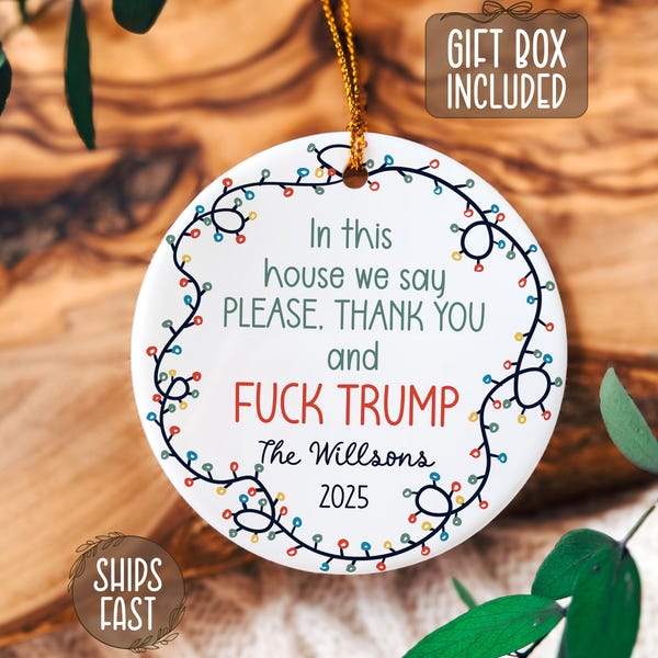 Adorno navideño anti-Trump, personalizado. En esta casa somos anti-Trump. Adorno anti-MEGA. Regalo liberal personalizado. Divertido adorno FDT.