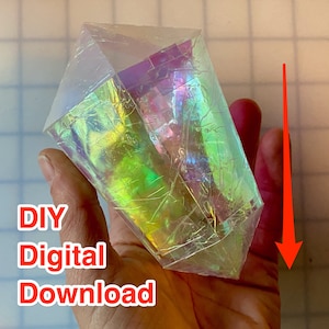 以下が含まれることがあります： DIYデジタルダウンロードのラベルが付いた透明な虹色のプリズム。プリズムは手で持たれています。