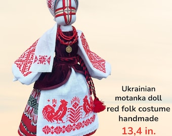 Puede incluir: Muñeca motanka ucraniana hecha a mano con un traje folclórico rojo. La muñeca lleva un tocado blanco y un vestido blanco con bordados rojos. La muñeca mide 34 cm.