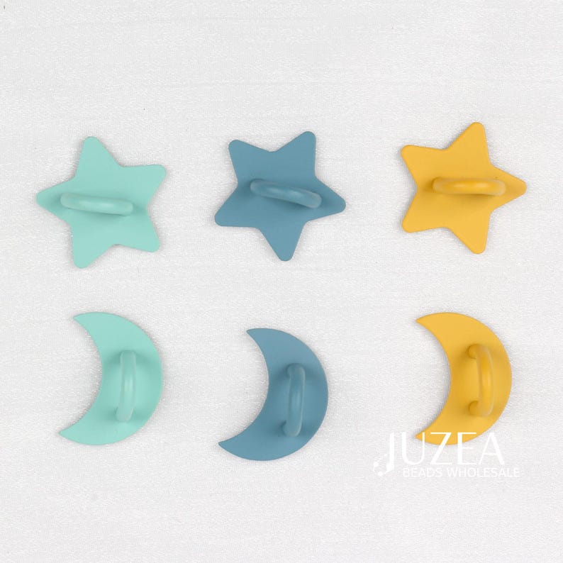 Puede incluir: Seis cuentas de silicona de colores con forma de estrella y luna. Las cuentas son en tonos turquesa, azul y amarillo. Cada cuenta tiene un peque&ntilde;o lazo para ensartar. Las cuentas son para hacer joyas o proyectos de manualidades.