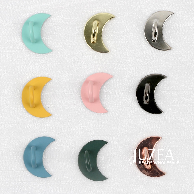 Puede incluir: Nueve ganchos met&aacute;licos en forma de media luna en varios colores, incluyendo turquesa, dorado, plateado, amarillo, rosa, negro, azul, verde oscuro y cobre. Cada gancho tiene un lazo para colgar.
