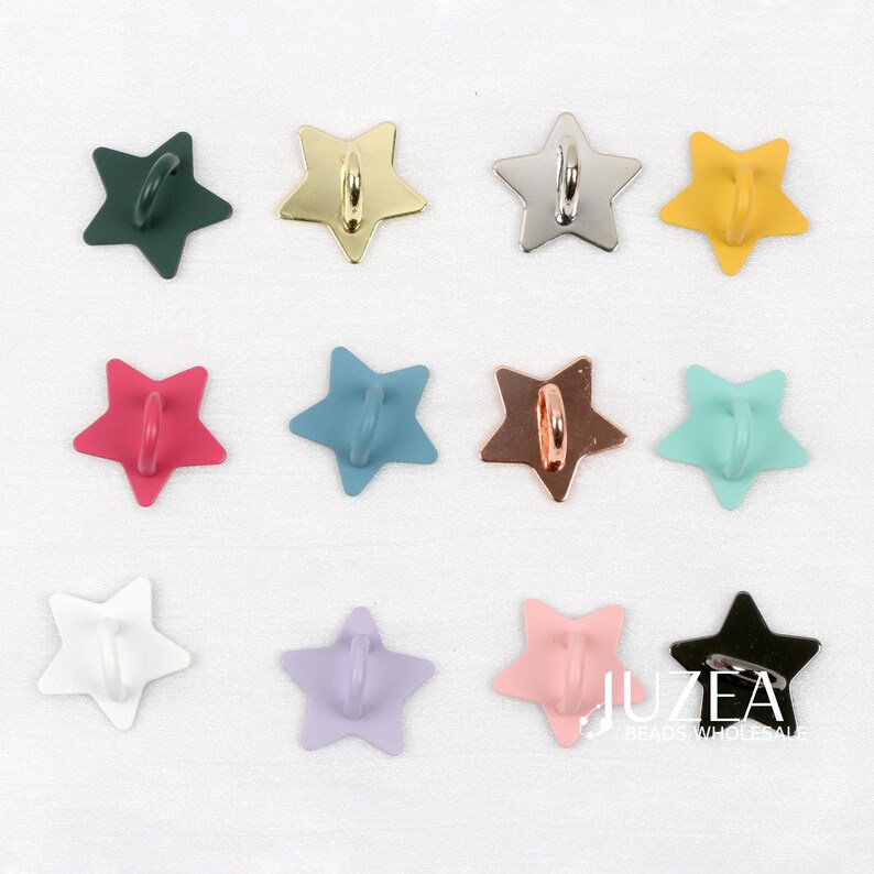 Puede incluir: Colecci&oacute;n de cuentas en forma de estrella en varios colores: verde, dorado, plateado, amarillo, rojo, azul, cobre y blanco. Cada cuenta tiene un lazo en la parte posterior. Ideal para la creaci&oacute;n de joyas y proyectos de manualidades.