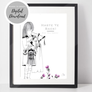 Pode incluir: Impressão emoldurada em preto e branco com um desenho de uma pessoa tocando gaita de foles em trajes escoceses tradicionais. A impressão inclui o texto "HASTE YE BACK! SEE YOU SOON!" e "Digital Download". Flores de cardo roxas também são retratadas.