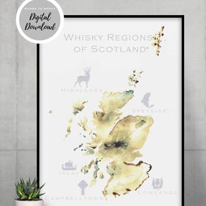 Op de afbeelding: Een ingelijste print met een aquarelkaart van "Whiskyregio's van Schotland". De kaart toont regio's als Highlands, Speyside en Islay. De print bevat een sticker met "Digitale Download".