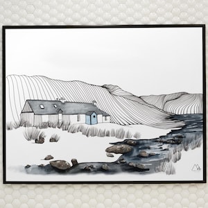 Può includere: Stampa artistica con cornice nera raffigurante un'illustrazione ad acquerello e inchiostro di un paesaggio rurale. L'opera mostra una casa con porta blu, un fiume e colline. Lo stile è minimalista e monocromatico.