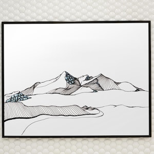 Könnte beinhalten: Gerahmter Kunstdruck mit einer minimalistischen Berglandschaftsillustration. Das Kunstwerk zeigt eine Bergkette mit detaillierten Linien und blauen Akzenten. Der Druck ist vor einem weißen Hintergrund.