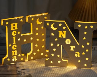 Gepersonaliseerde LED-nachtlamp voor aan de muur met 26 letters en naambordje, geschikt voor stellen, babykamer, slaapkamer, op maat gemaakte houten lamp met gravure.