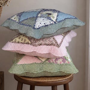 Quilted Cotton Pillow Cover, Scalloped Floral Cushion Cover with Patchwork-Style Print, 19.7 Inch Square