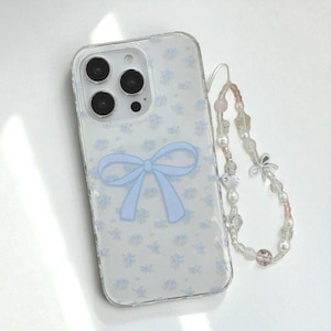 Blaue Schleife Floral iPhone Hülle - Klare, kokette ästhetische Handyhülle mit Pastellblumen und Perlenriemen, weiches Geschenk im Mädchenstil