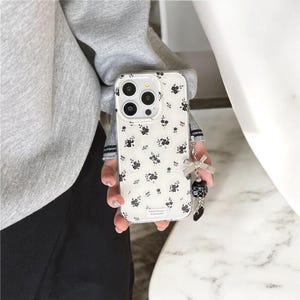 Kokette Blumen Handyhülle mit Schleifenanhänger | Schwarze zierliche Blumen iPhone Hülle | Elegantes glattes ästhetisches Fall-Geschenk für sie