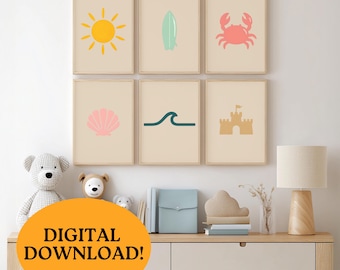 Op de afbeelding: Zes ingelijste kunstprints met strandthema-illustraties. De prints tonen een gele zon, een groen surfplank, een roze krab, een roze zeeschelp, een blauwe golf en een zandkasteel. De tekst "DIGITALE DOWNLOAD!" staat in een oranje ovaal.