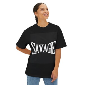 T-shirt oversize SAVAGE, t-shirt streetwear, maglietta unisex alla moda, abbigliamento con top squadrato, t-shirt grafica urban hipster