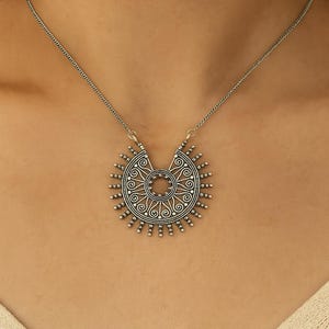 Boho tribal zonnestraalhangerketting in geoxideerd zilver