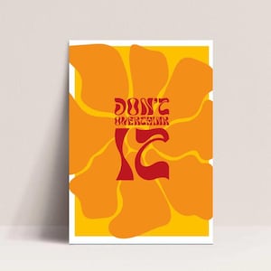 Arte mural retro "No lo pienses demasiado": póster amarillo de los años 70 con flor, impresión con frase positiva, decoración bohemia vintage para el hogar.