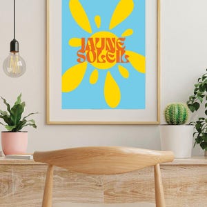 Póster de sol amarillo para imprimir – SOL AMARILLO – Póster retro con fondo azul claro – Estilo años 70 – Decoración de pared PDF A4 A5