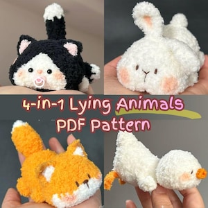 Puede incluir: Un collage de cuatro juguetes de peluche de animales tumbados: un gato blanco y negro con un chupete, un conejito blanco, un zorro naranja y un pato blanco. Se muestra el texto "4-en-1 Lying Animals PDF Pattern".