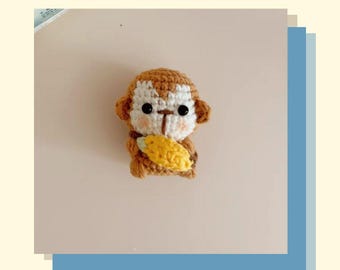 Patrón de crochet de mini mono con plátano, amigurumi de mono de costura muy baja, lindo peluche pequeño, broche con dije para bolso hecho a mano.