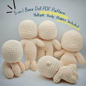 Peut inclure: Cinq bases de poupées crochetées dans différentes poses. Les poupées sont faites d'un fil beige clair et doux. Le texte de l'image indique "5-en-1 Base de poupée PDF Pattern Multiple Body Shapes Included."
