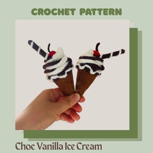 Puede incluir: Patrón de ganchillo para helado de vainilla con chocolate. La imagen muestra dos conos de helado de ganchillo hechos a mano. Cada cono tiene un cono marrón, helado en espiral blanco y marrón, una cereza roja y un palito de chocolate a rayas.