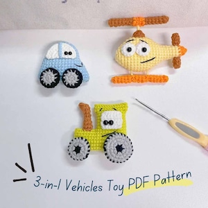Puede incluir: Tres apliques de vehículos tejidos a ganchillo que incluyen un coche azul claro, un helicóptero amarillo y un tractor amarillo con una chimenea marrón. Un ganchillo de metal está a la derecha. El texto 3-in-1 Vehicles Toy PDF Pattern es visible.