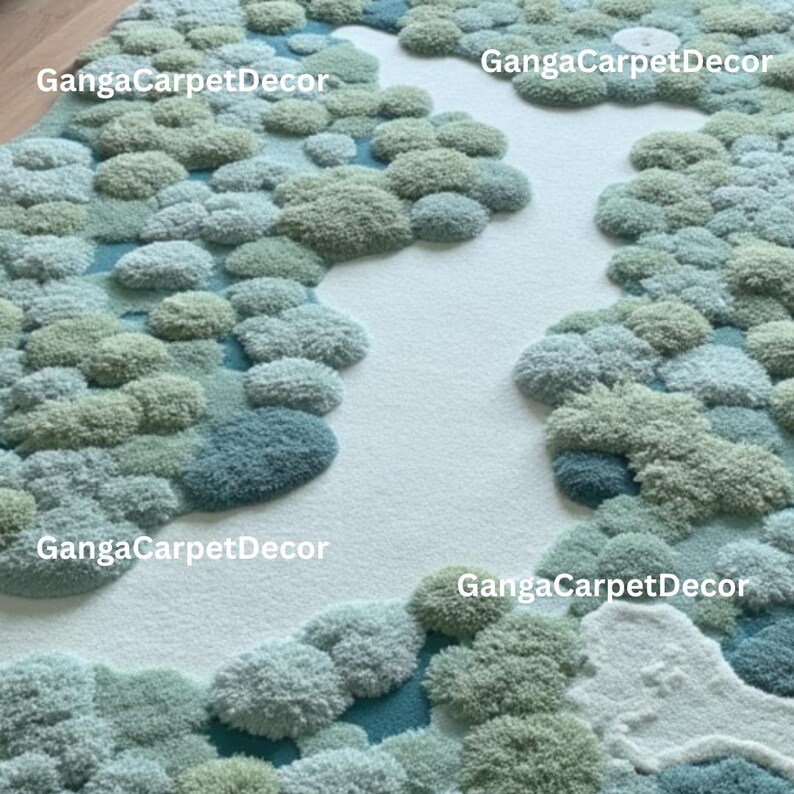 Puede incluir: Una alfombra texturizada con dise&ntilde;o de paisaje. La alfombra presenta formas redondeadas y afelpadas en tonos verdes, azules y blancos, que se asemejan a una escena de bosque o paisaje. El fondo es de color claro y neutro, creando un contraste con los elementos texturizados.