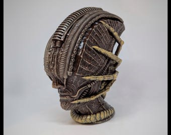 3D-sculptuur van hars met een buitenaards hoofd in de vorm van een facehugger, hoogte 17,5 cm (175 mm).