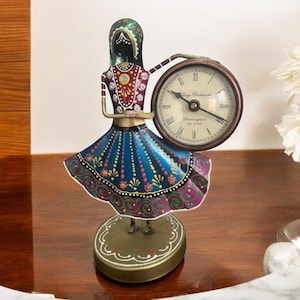 Handbemalte Indianerin Figur mit Uhr | Traditionelle Metall Art Decor | Einzigartiges Housewarming-Geschenk