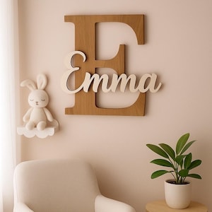 Adorno de madera para el nombre: Letra inicial y nombre en relieve