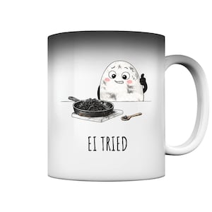 Könnte beinhalten: Ein Set aus drei Keramikbechern mit gesprenkelter, matter Oberfläche. Die Becher sind in Creme-, Hellgrau- und Dunkelgrautönen gehalten. Jeder Becher hat ein schlichtes, minimalistisches Design.