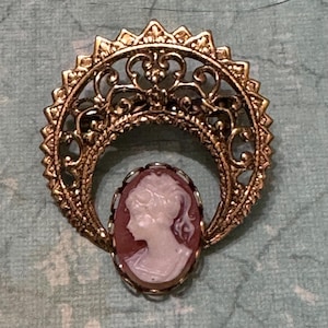 Vintage Cameo Brooch