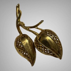 Vintage Gold Tone Flower Brooch