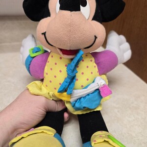 VTG Disney Minnie Mouse Dress Me peluche sensorielle jouet d'apprentissage fermeture éclair bouton cravate image 2