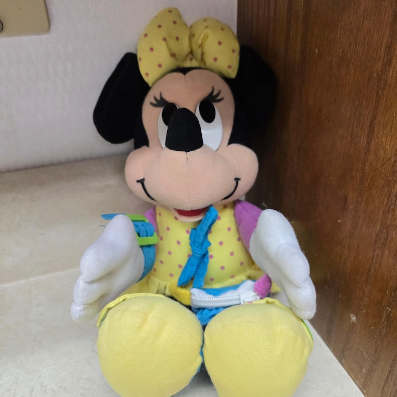 VTG Disney Minnie Mouse Dress Me peluche sensorielle jouet d'apprentissage fermeture éclair bouton cravate image 1