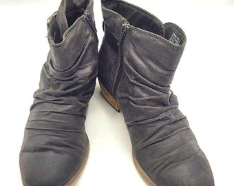 Women's Black Suede Bare Traps Pennie Ankle Boots Black Size 8.5 Witchy