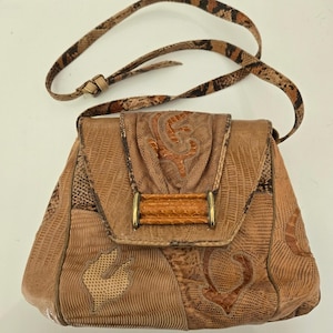 Bolso bandolera vintage Sharif de piel con patchwork, estética ecléctica de tía, estilo boho maximalista, bolso de hombro con relieve de reptil, años 80 y 90.