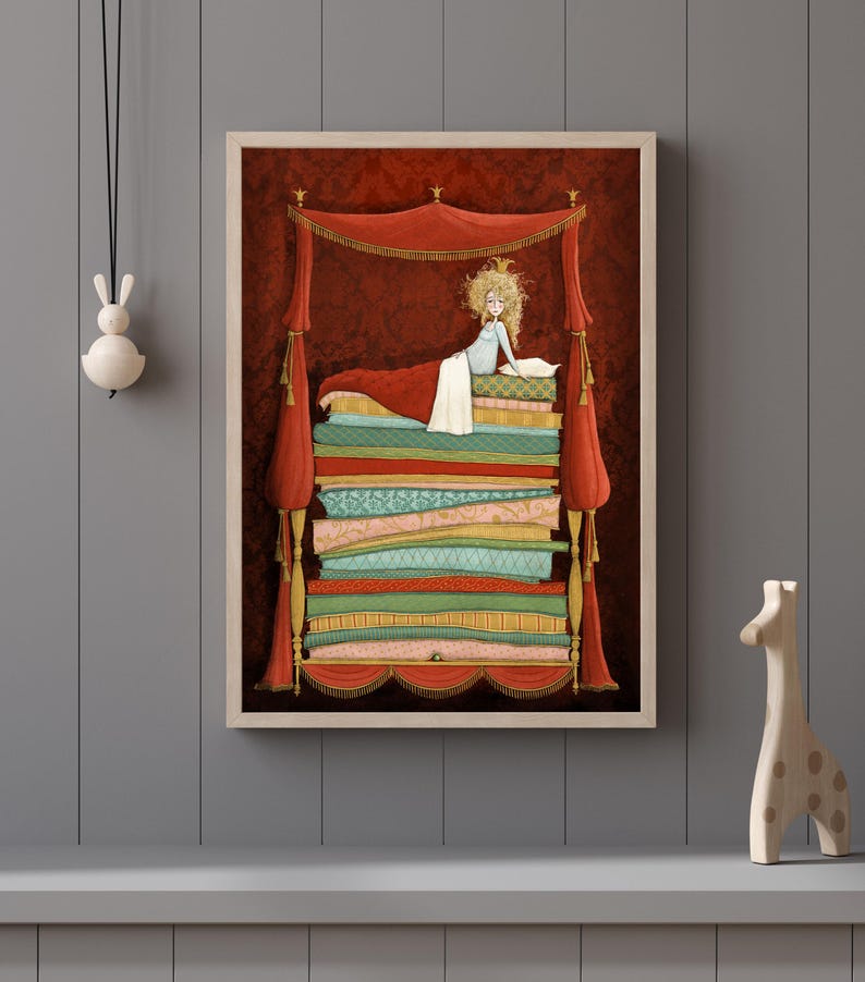 Peut inclure: Illustration encadr&eacute;e repr&eacute;sentant une sc&egrave;ne de conte de f&eacute;es. Une jeune personne aux cheveux blonds est assise sur une haute pile de matelas color&eacute;s. Le lit est drap&eacute; de tissu rouge et de glands, sur fond rouge fonc&eacute;.