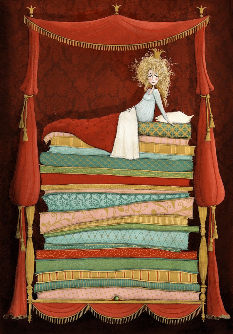 Peut inclure: Illustration d'une princesse assise sur une haute pile d'oreillers color&eacute;s. Elle porte une robe bleu clair et une couronne dor&eacute;e. Le lit a un baldaquin rouge avec des glands dor&eacute;s, sur fond rouge fonc&eacute;.