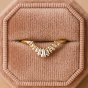 Stokbrood moissaniet gebogen trouwring, roségouden art-decoring