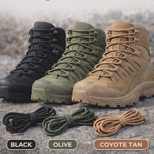 Könnte beinhalten: Taktische Ersatzschnürsenkel in Schwarz, Oliv und Coyote Tan. Das Bild zeigt drei Paar Stiefel mit passenden Schnürsenkeln. Der Text weist darauf hin, dass die Schnürsenkel für die meisten Stiefel geeignet sind, aus strapazierfähigem Paracord bestehen und in drei Farben erhältlich sind.