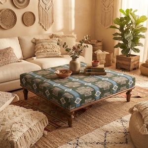 Olivgrön geometrisk ottoman, stort fyrkantigt klätt soffbord, vintage bänk med snidade träben, bohemiska vardagsrumsmöbler