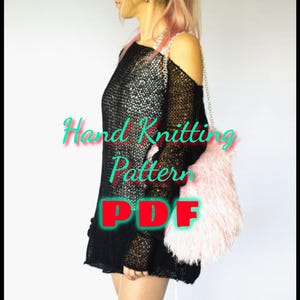 Peut inclure: Un pull noir à manches longues en maille lâche avec un design à épaules dénudées, associé à un sac à bandoulière en fausse fourrure rose clair à poils longs avec une chaîne argentée. Le texte "Hand Knitting Pattern PDF" est superposé en bleu sarcelle et rouge.