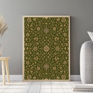 Könnte beinhalten: Ein gerahmter Druck mit einem detaillierten Blumenmuster in Olivgrün und Gold. Das Kunstwerk wird an einer grauen Wand ausgestellt, neben einem kleinen Holzschemel mit einer weißen Vase und getrockneten Pflanzen.