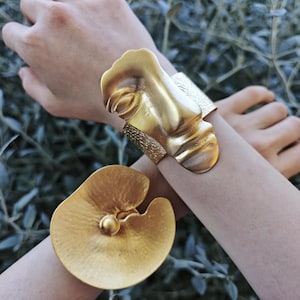 ヒッピーボヘミアンブレスレット、大胆な調節可能なゴールドジュエリー、芸術的な抽象デザイン、ステートメントモダンカフ、彼女へのユニークなフェイスブレスレットギフト