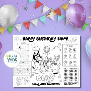 Könnte beinhalten: Eine weiße Aktivitäts-Tischdecke mit dem Text "HAPPY BIRTHDAY LIAM!" und "BLUEY DRAW YOUR FAVORITES!". Die Tischdecke zeigt Bluey-Charaktere, ein Labyrinth und ein Suchrätsel, mit einem lila Hintergrund und Luftballons.
