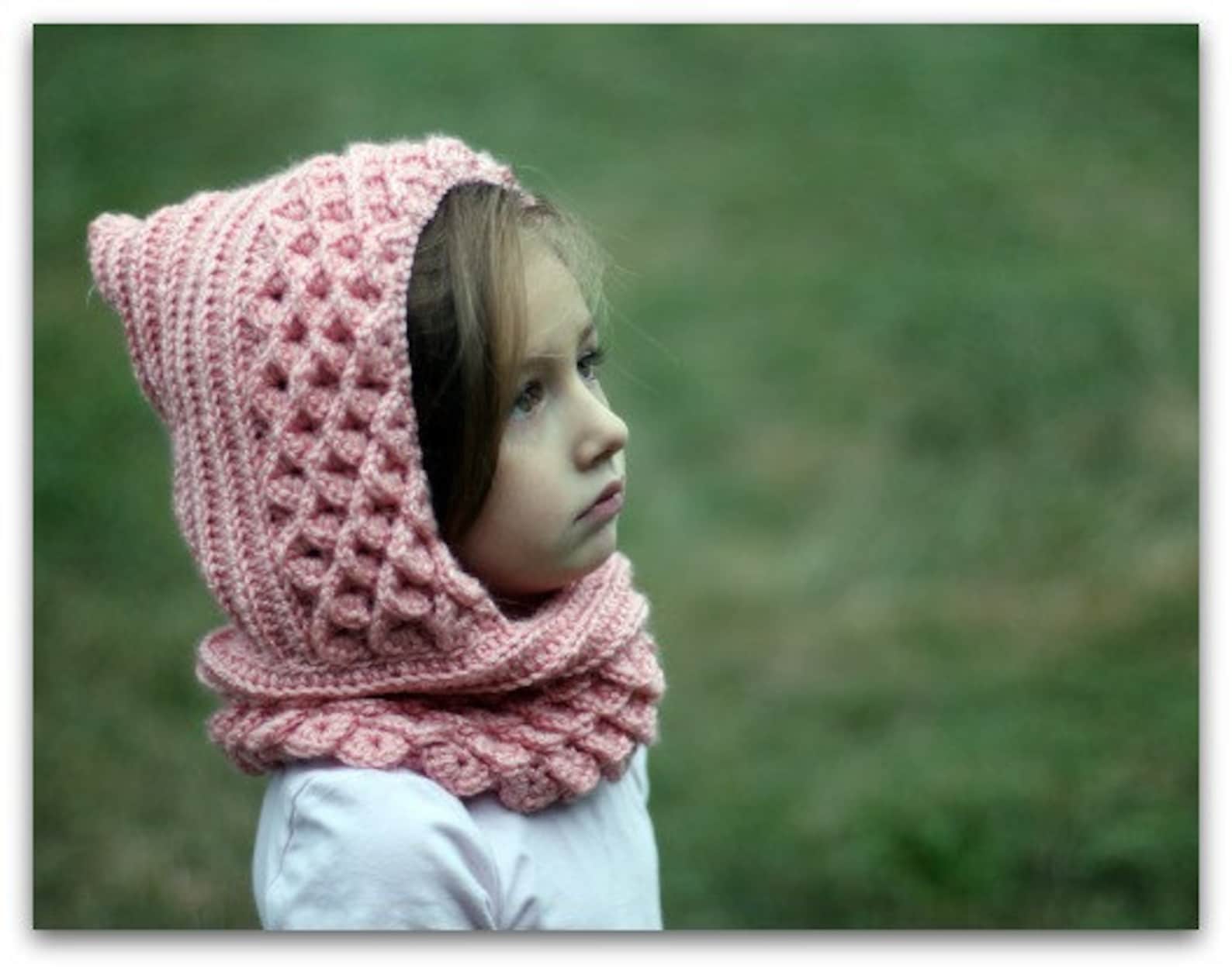 Шарф снуд для девочки. Вязаный капюшон для девочки. Капор с ушками для девочки. Вязаный капюшон для девочки. Девочка в шапочке.